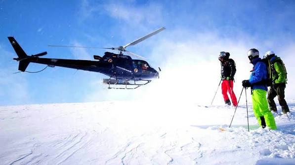 Helikopter lander i sneen ved Gudauri mens holdet gør klar til kørsel